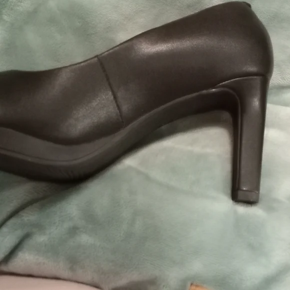 Clarks Collections Women's Black Leather High Heels Soft Cushion - Picture 3 of 11